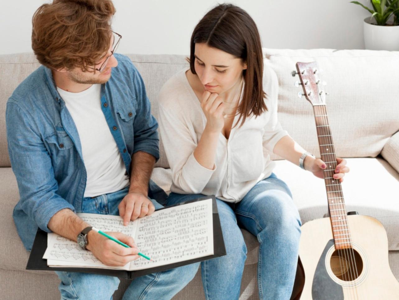 Arbeitsplatz mit Notizen und Planungsunterlagen für Geschäftsideen