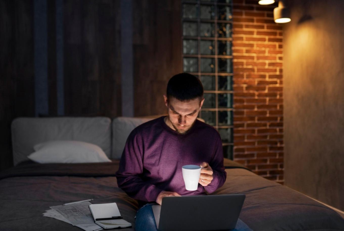 Arbeitsumgebung mit Laptops und Planungsmaterialien