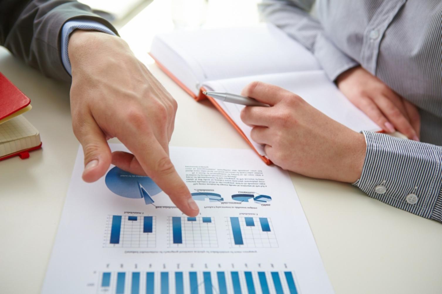 Arbeitsumgebung mit Dokumenten und Notizen zur Geschäftsplanung